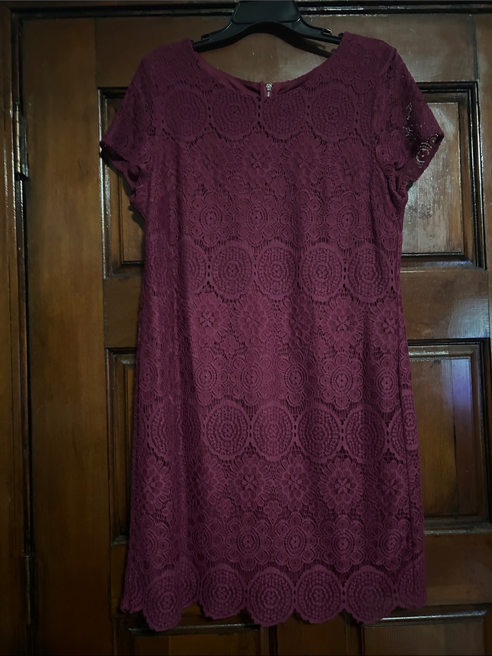 Women's Short Sleeve Lace Shift Dress - Burgundy